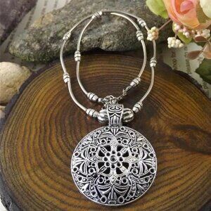 HOLLOW SILVER ROUNDED PENDANT ON 14" SILVER CHAIN